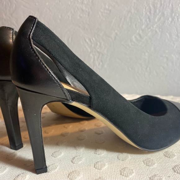 TAHARI Stella Black Suede/Leather Cap Toe Heel - Picture 16 of 16